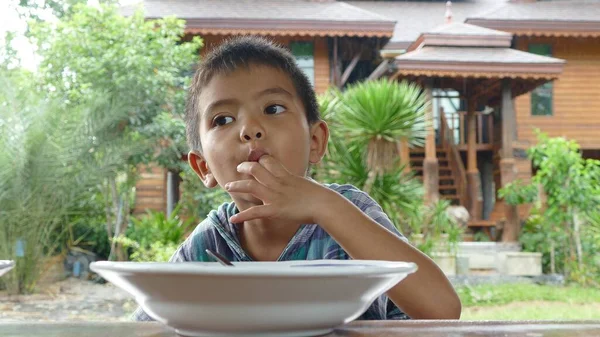 Asiatico Tailandese Piccolo Ragazzo Mangiare Riso Casa — Foto Stock
