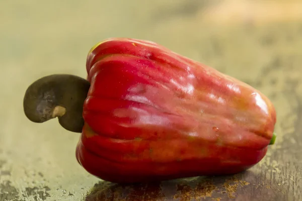 Röd Cashewfrukt Anacardium Occidentale Träbord — Stockfoto