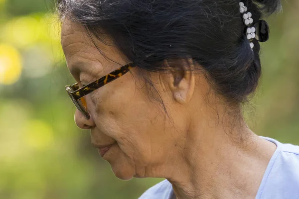 Close Vieja Mujer Asiática Cara Usar Gafas —  Fotos de Stock