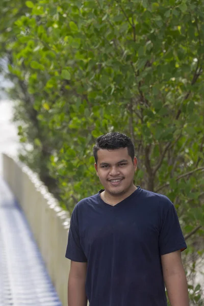 Portret Van Jonge Aziatische Thaise Man Glimlachen Camera Stockafbeelding