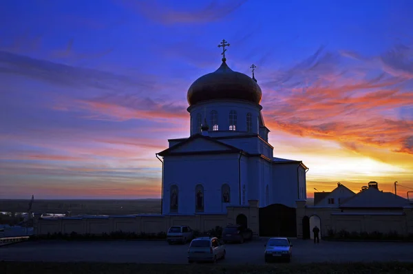 Iglesia al atardecer. Rusia . — Foto de Stock