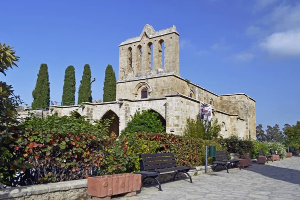 Kıbrıs'taki tarihi Bellapais Manastırı.