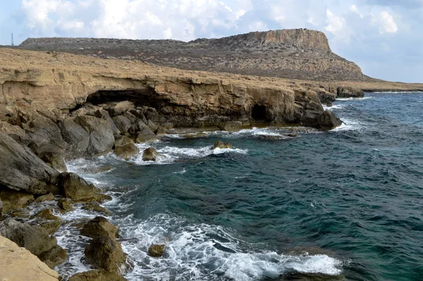 海洞穴在海角 Greco 海岸线上. — 图库照片