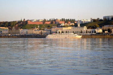 Rusya Volga Nehri'nden Nijniy Novgorod Kremlin'in panoramik görünüm.