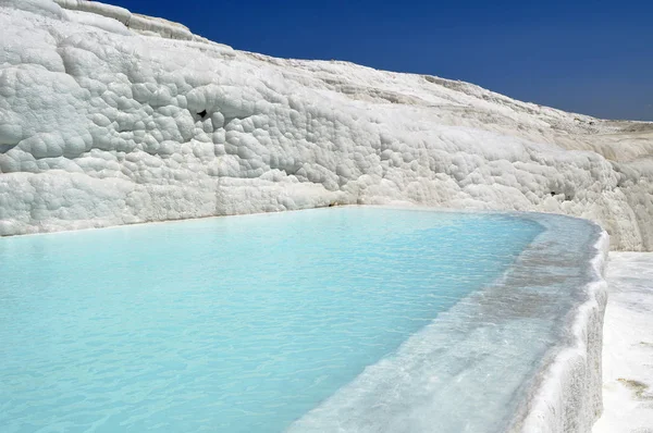 Naturliga terrasser av thermalen fjädrar i Turkiet. — Stockfoto