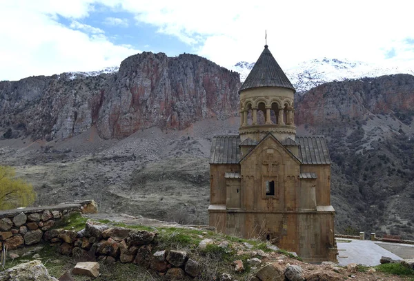 Mosteiro de Noravank nas montanhas da Armênia . — Fotografia de Stock