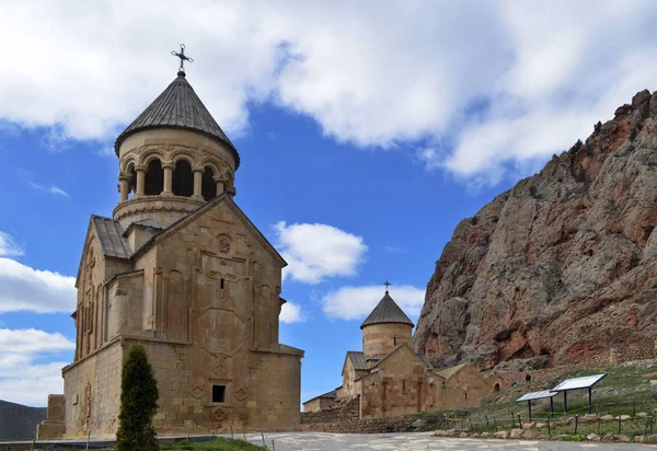 Klášter Noravank v červených skalách Arménie. — Stock fotografie