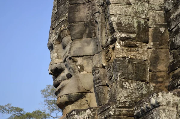 Face en pierre de l'ancien temple du Cambodge . — Photo