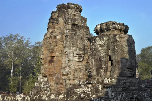 Visages en pierre de l'ancien temple du Cambodge . — Photo