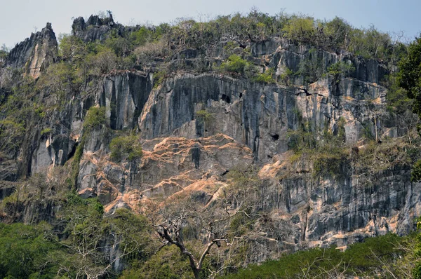 Bergen i nationalparken i Thailand. — Stockfoto