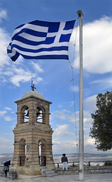 La bandera griega y el campanario ortodoxo contra el cielo . —  Fotos de Stock