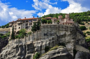 Manastır Varlaam Meteora bir kaya üzerinde. Yunanistan.