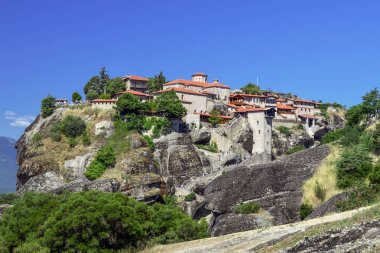 Manastır ve kayalıklarla Meteora, Yunanistan.
