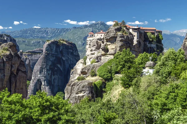 Manastır ve kayalıklarla Meteora, Yunanistan.