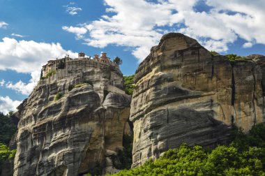 Manastır ve Meteora kayalarda.