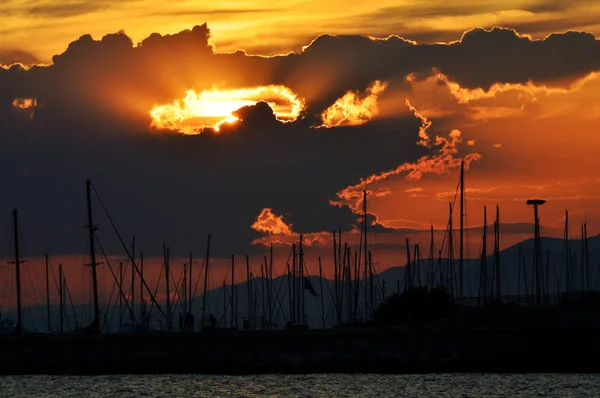 Le ciel est au coucher du soleil sur le port de yacht . — Photo