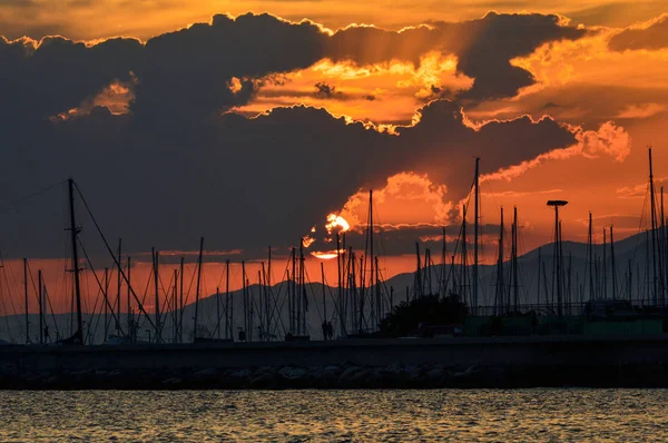 El cielo está al atardecer sobre el puerto de yates . — Foto de Stock