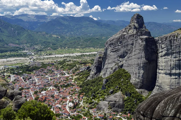 Vista panorámica del pueblo y las rocas . — Foto de Stock