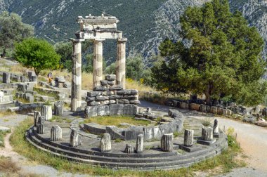 Delphi Athena Tapınağı kalıntıları