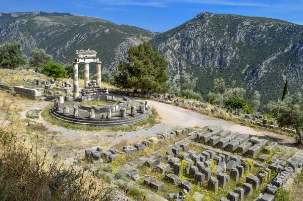 Руины храма Афины в Дельфах — стоковое фото