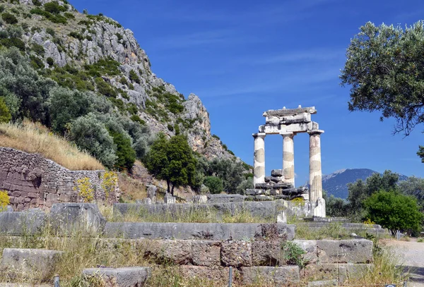 Delphi antik Athena Tapınağı kalıntıları.