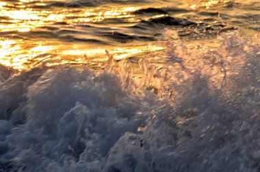 Gün batımında deniz dalgaları.