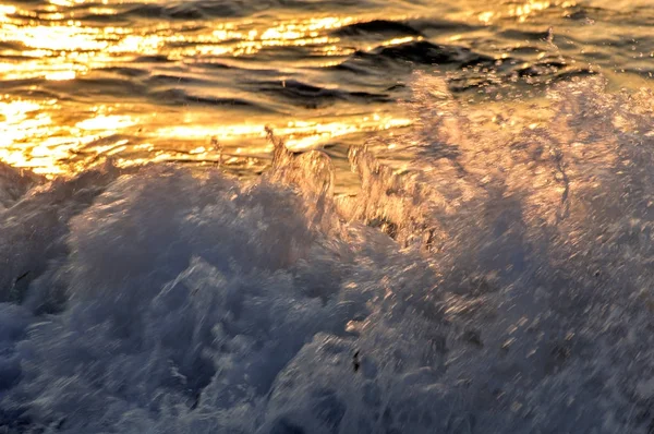 Ondas do mar ao pôr do sol. — Fotografia de Stock