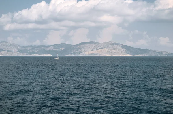 El mar Mediterráneo y las montañas en el horizonte . — Foto de Stock