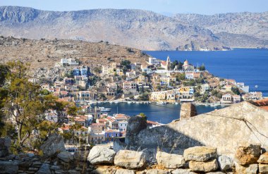 Ada, şehir ve bay Symi Yunanistan yukarıdan görüntüleyin.
