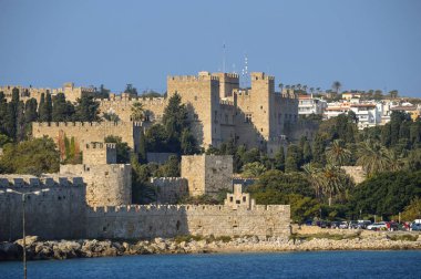 Denizin Yunanistan Rodos kentinin Ortaçağ Kalesi görünümünü.