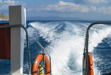 Açık denizde su yolun Yatlar görüntülemek.