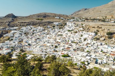 Beyaz Yunan Lindos kalenin yükseklikten görünümünü.