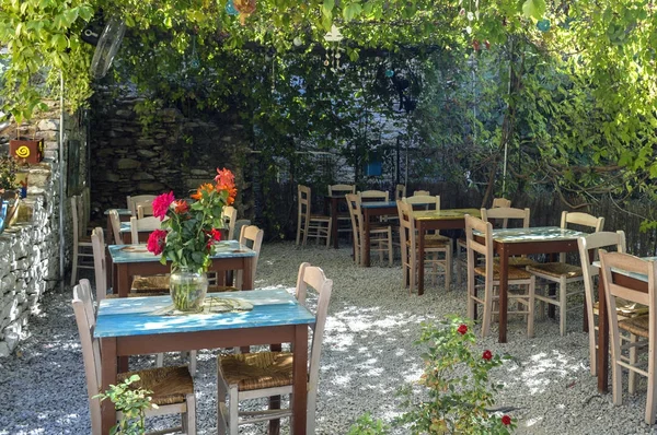 Mesas Cadeiras Uma Taverna Grega — Fotografia de Stock