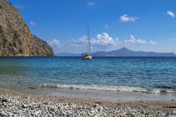 Przejrzyste Wody Jacht Kamienistej Plaży Simi Wyspa Grecji — Zdjęcie stockowe