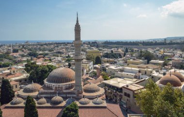 Eski Camii ve eski Rodos şehrine yukarıdan bir görünüm.