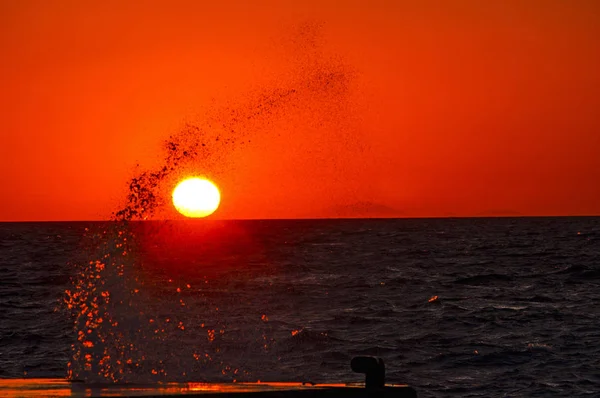 Olas Gotas Agua Contra Sol Poniente Sobre Mar — Foto de Stock