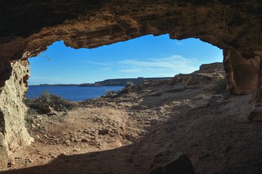 Kıbrıs 'taki Kiklops Mağarasından Konnos Körfezi Manzarası.