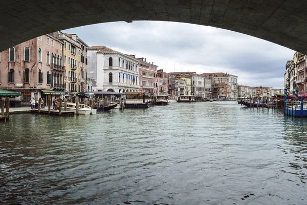 Büyük Kanal Üzerindeki Köprüden Venedik Teki Evlerin Teknelerin Cephelerinden — Stok fotoğraf