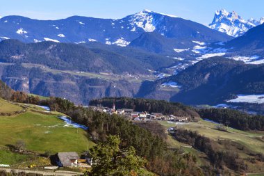 Güney Tyrol 'da dağ ve köy manzaralı güzel bir manzara..