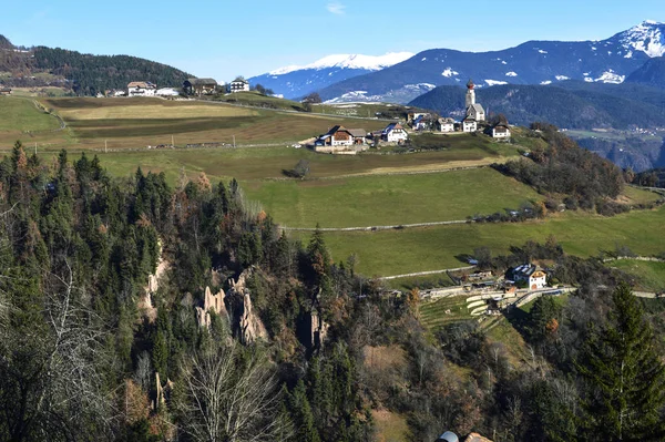 Hermosas Vistas Los Pueblos Alpinos Las Pirámides Tierra Tirol Del —  Fotos de Stock