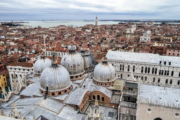 San Marco Katedrali Nin Kubbeleri Venedik Çatıları Panoramik Manzaralı — Stok fotoğraf