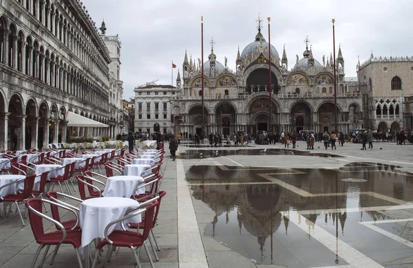 Venedik Teki Piazza San Marco Katedrali Onun Birikintisindeki Yansımasıyla — Stok fotoğraf