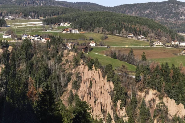 Bellissimo Paesaggio Con Vista Sulla Terra Piramidi Montagne Una Valle — Foto Stock