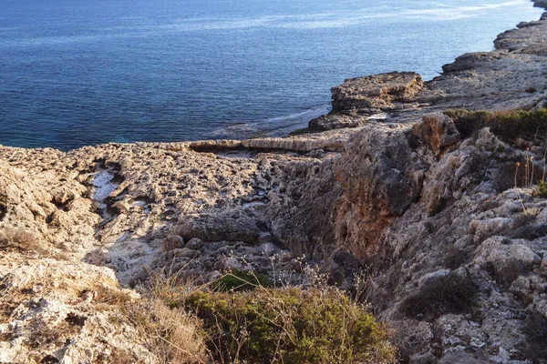 塞浦路斯蓝海沿岸的岩石天然海岸线 — 图库照片