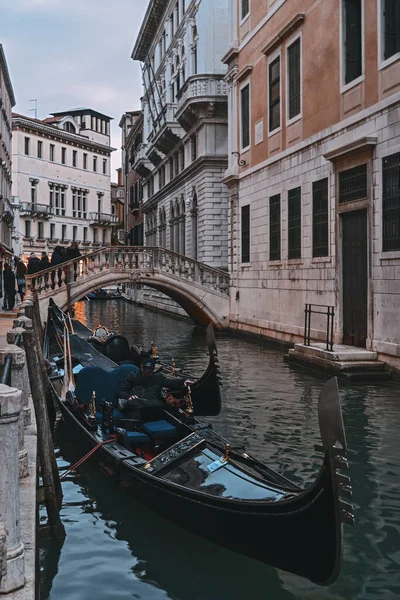 Venedik Teki Tarihi Binaların Kanalların Akşam Manzarası — Stok fotoğraf