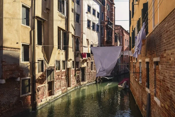 Güneşli Bir Günde Venedik Tarihi Kısmında Eski Evler Arasındaki Kanal — Stok fotoğraf