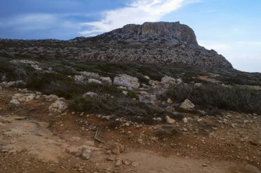 Cape Greco 'daki uçurum ve Kıbrıs Burnu çevresindeki yol.