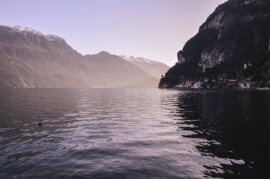 Gün batımından sonra Garda Gölü 'ndeki dağların arasında pembe bir akşam..