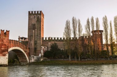 Gün batımında Verona 'daki Scaliger Köprüsü ve Castelvecchio Kalesi' nin manzarası.