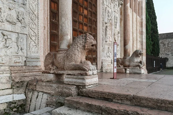 Verona Daki Zeno Kilisesi Nin Sütunlarını Destekleyen Taş Aslanlar — Stok fotoğraf